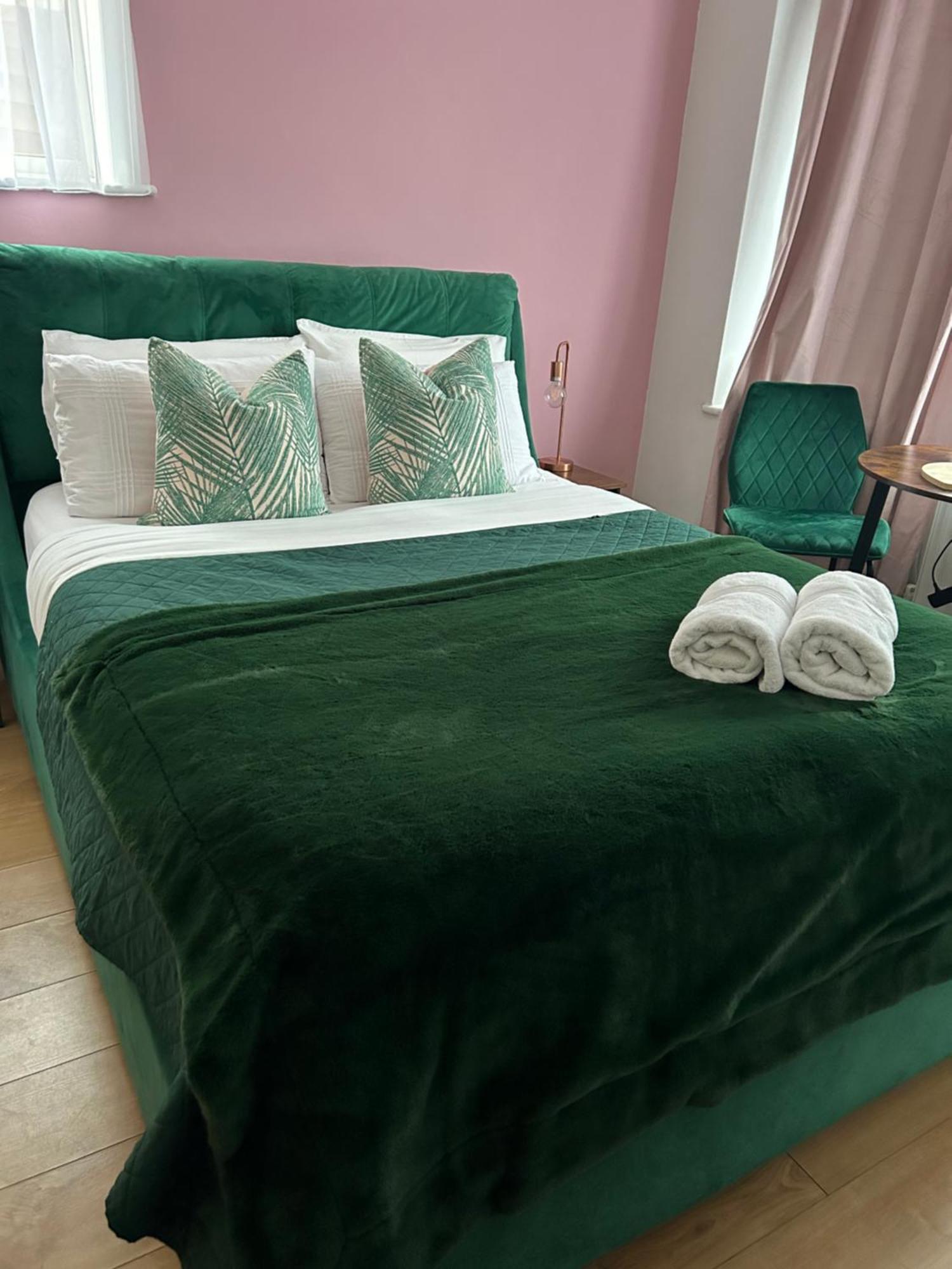 The Lily Pad Near Poole Dorset Self Contained Private Entrance And Free Parking 호텔 Corfe Mullen 외부 사진