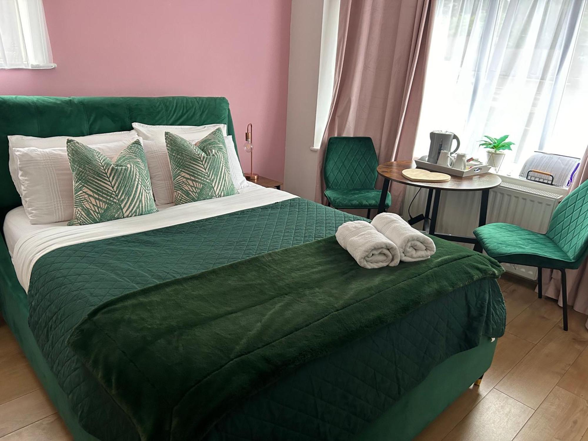 The Lily Pad Near Poole Dorset Self Contained Private Entrance And Free Parking 호텔 Corfe Mullen 외부 사진