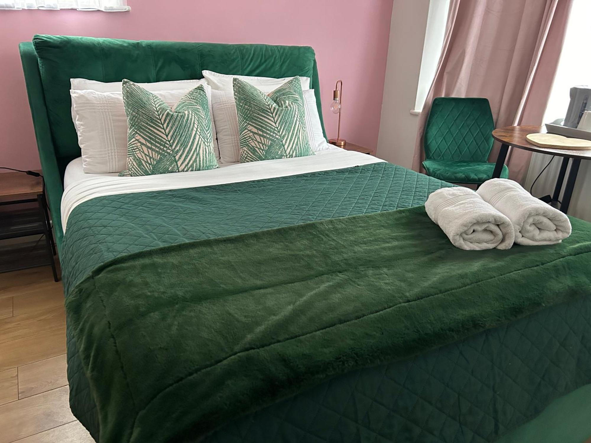 The Lily Pad Near Poole Dorset Self Contained Private Entrance And Free Parking 호텔 Corfe Mullen 외부 사진