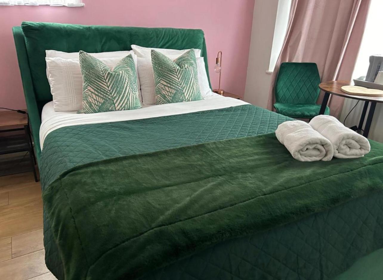 The Lily Pad Near Poole Dorset Self Contained Private Entrance And Free Parking 호텔 Corfe Mullen 외부 사진